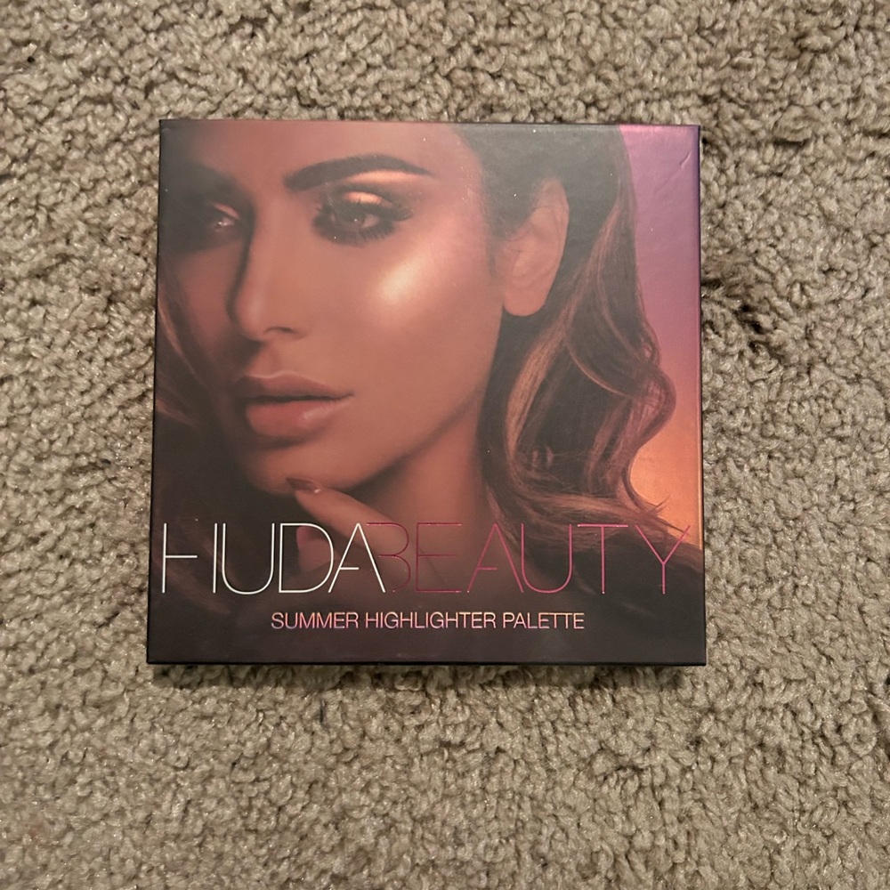 HUDA BEAUTY Radiant Glow Highlighter Palette $40